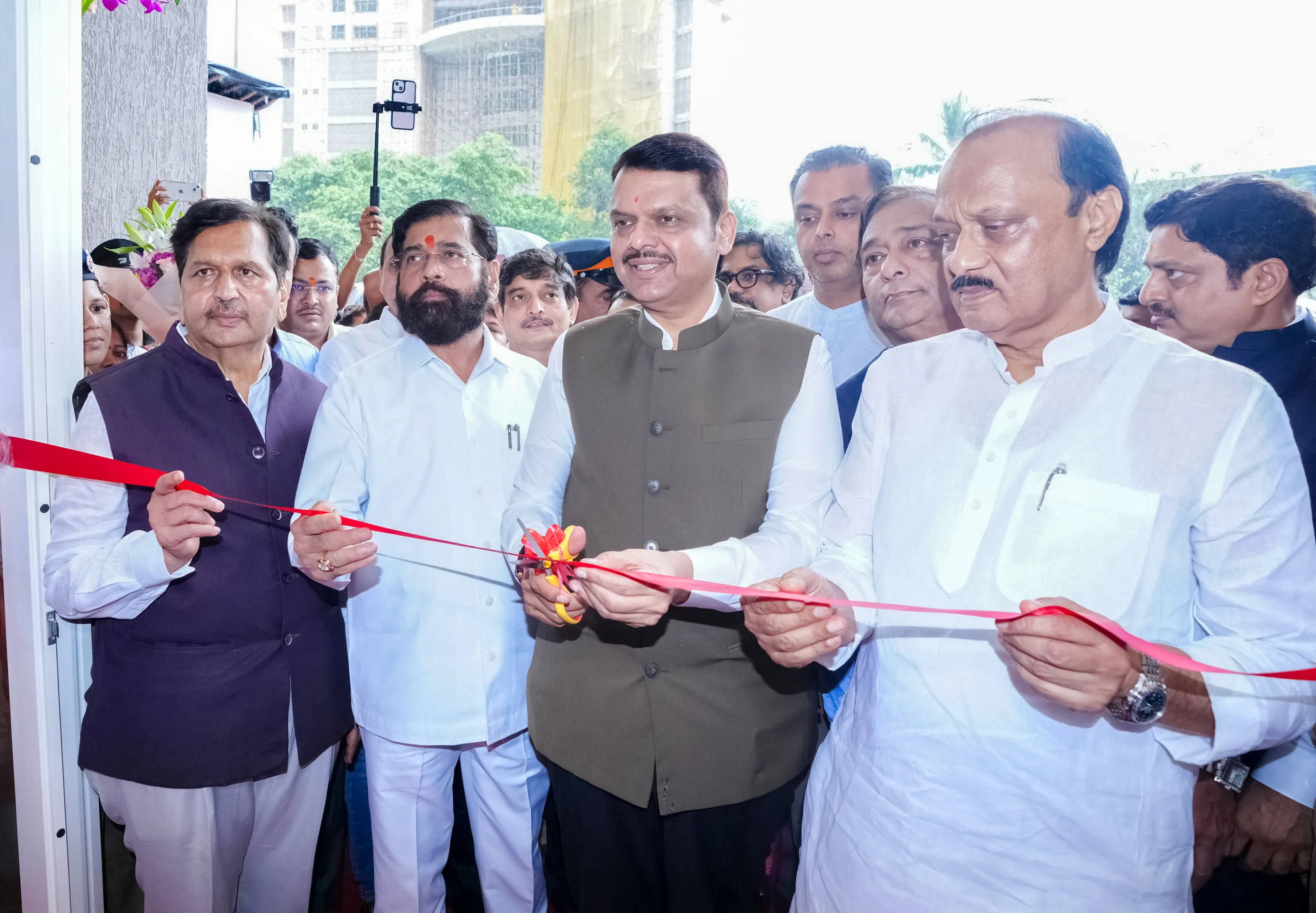 वर्ली BDD चॉल पुनर्विकास परियोजना के फ्लैट्स का CM फडणवीस के हाथों उद्घाटन