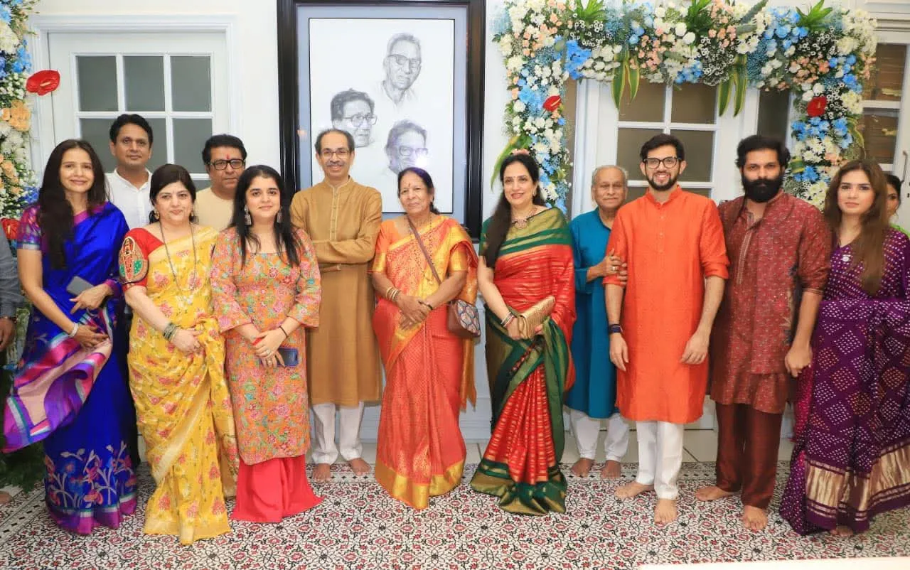 उद्धव ठाकरे परिवार के साथ गणेश पूजन के लिए ‘अपने चचेरे भाई और MNS प्रमुख राज ठाकरे के निवास “शिवतीर्थ”’ गए