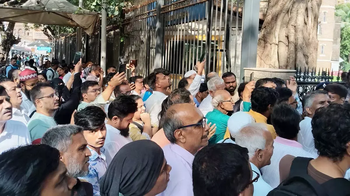 मुंबई : कुप्रबंधन को लेकर कमिश्नर कार्यालय के बाहर नागरिकों किया विरोध प्रदर्शन 