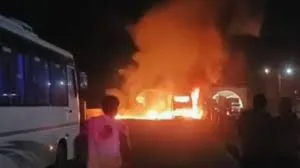 महाराष्ट्र : मुंबई-गोवा हाईवे पर निजी बस का टायर फटने के बाद लगी आग...  चालक की सूझबूझ से बची 44 यात्रियों की जान !                           