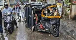 मुंबई : 66 वर्षीय रिक्शा चालक ने लापरवाही से गाड़ी चलाई; एक व्यक्ति की मौत और तीन घायल