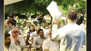 नई दिल्ली : इंडिया गठबंधन के नेताओं के लिए डिनर पार्टी; उद्धव अंतिम पंक्ति में सोशल मीडिया पर यह तस्वीर वायरल; सियासी घमासान