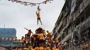 मुंबई : दही हांडी से जुड़े हादसों में 30 लोग घायल; 32 साल के व्यक्ति की मौत