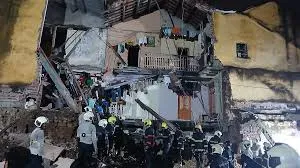 मुंबई : चीरा बाज़ार में टल गया बड़ा हादसा; दो मंजिला पुरानी इमारत की सीढ़ियां अचानक ढह गईं