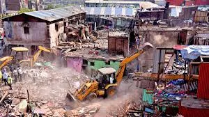 मुंबई : मनपा एस वार्ड ने पवई के त्रिबोलि बिल्डिंग के सामने बनी झोपड़पट्टियों को जमिदोज कर दिया 