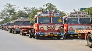 मुंबई : मालवाहक वाहनों के लिए क्लीनर या सहायक को साथ ले जाने की अनिवार्य आवश्यकता से छूट का प्रस्ताव