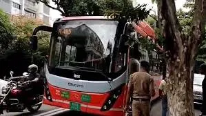 मुंबई : वेट लीज़ बस निर्धारित मार्ग से भटककर करी रोड पर वनविघ्न टावर्स के पास एक सड़क विभाजक से टकरा गई 