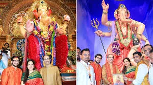 मुंबई : उद्धव ठाकरे अपने परिवार के साथ लालबागचा राजा और मुंबईचा राजा मंडलों में गए