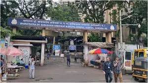 मुंबई : शताब्दी अस्पताल में मरीज दर्द से तड़पता रहा