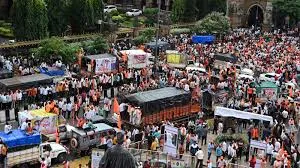 मुंबई : मराठा समुदाय के सदस्य बारिश का सामना करते हुए प्रदर्शन स्थल पर डटे रहे