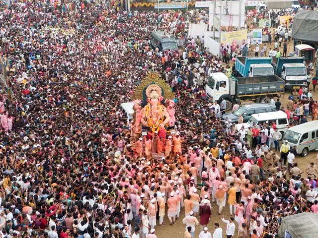 मुंबई : गणपति बप्‍पा के आगमन पर झूमते लोगों का वीडियो तेजी से वायरल