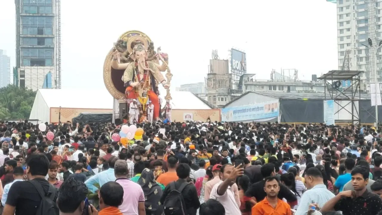 मुंबई : गणेश भक्तों का उत्साह चरम पर, मुंबई की बारिश हुई बेअसर