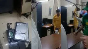 मुंबई : बिना टिकट यात्रा करने वाले यात्री ने किया हंगामा; टिकट परीक्षक के कार्यालय में तोड़फोड़ 