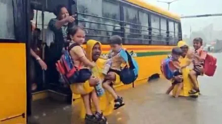 मुंबई में भारी बारिश: पुलिस ने जलभराव में फंसी स्कूल बस से बच्चों को बचाया