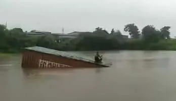 भीवंडी: बाइकर को बचाने की कोशिश में संतुलन खो दिया, जिससे ट्रक सड़क किनारे एक तालाब में गिर गया