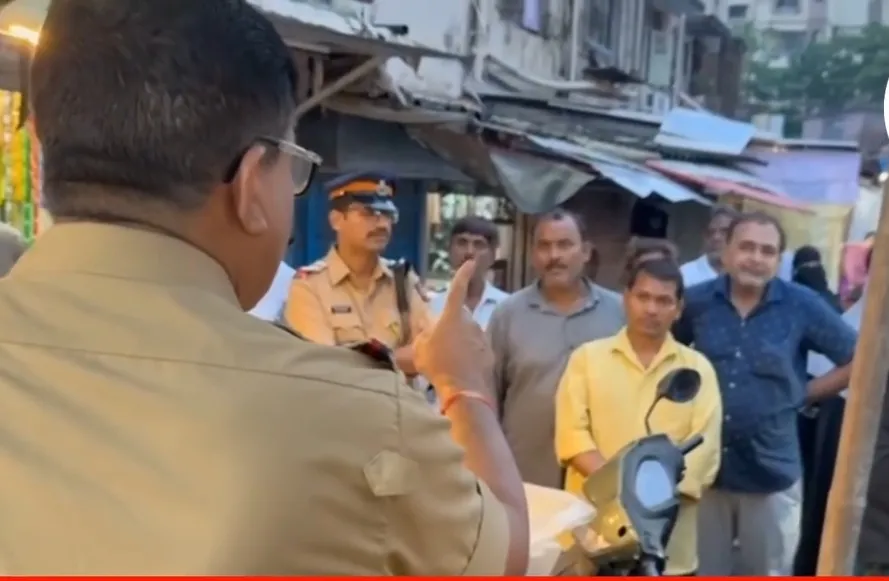 कुर्ला के वीबी नगर फुटपाथ·सड़क साफ अभियान में गैरकानूनी गतिविधियों पर कार्रवाई — वरिष्ठ PI पोपट अव्हाद की अगुवाई