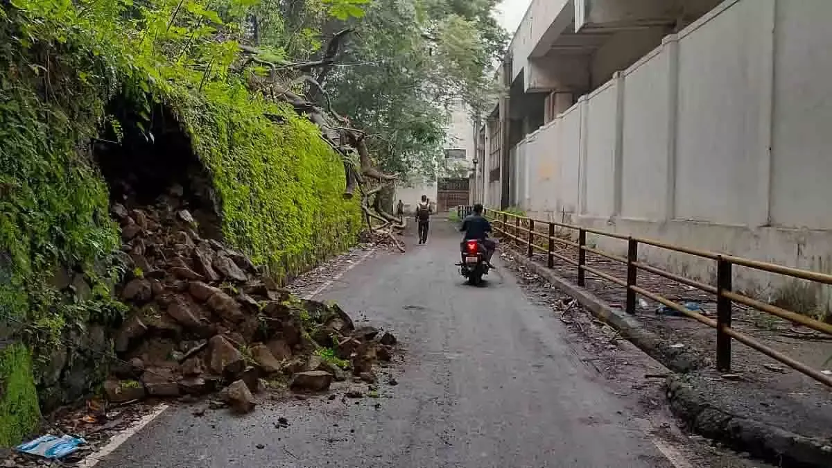 बेलापुर रेलवे स्टेशन को जोड़ने वाली सड़क से सटी दीवार जर्जर हो गई; यात्रियों की सुरक्षा को गंभीर खतरा