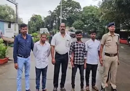 मुंबई : एक्सप्रेस ट्रेनों के डब्बों से जेडएस कपलर चोरी करने वाले संगठित गिरोह का पर्दाफाश; आरपीएफ ने चार आरोपियों को किया गिरफ्तार 