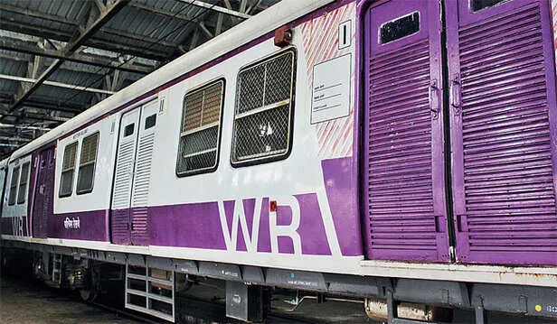 मुंबई : लोकल ट्रेनों में जल्द ही स्वचालित दरवाजे होंगे;  निवर्तमान महाप्रबंधक की उपस्थिति में स्वचालित दरवाजों का परीक्षण किया गया