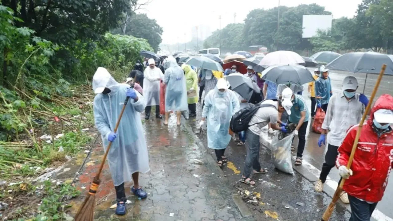 मुंबई :`स्वच्छता ही सेवा` अभियान; सायन-पनवेल राजमार्ग और ठाणे-बेलापुर मार्ग पर विशाल सफाई अभियान