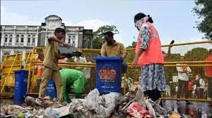 मुंबई : सफाई कर्मियों ने 5 दिन में CSMT परिसर से उठाए 101 टन कचरा...