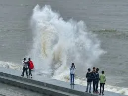 मुंबई : मध्यम से भारी बारिश के आसार; नागरिकों को समुद्र किनारों से दूर रहने की सलाह