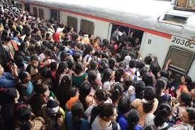 मुंबई : हजारों करोड़ रुपये खर्च होने के बावजूद, ट्रेनों में भीड़; दुर्घटनाओं का खतरा 