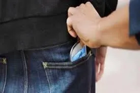 मुंबई : मोबाइल चोरी करते हुए प्रोफेसर को रंगे हाथों सीसीटीवी फुटेज की मदद से पकड़ा; चोरी का मामला दर्ज