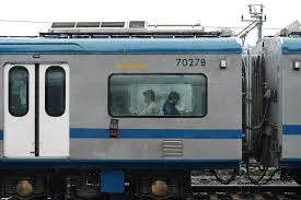 मुंबई: दिसंबर 2025 तक उपनगरीय ट्रेनों में स्वचालित दरवाजे लगाने की घोषणा 