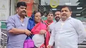 मुंबई : पीएम मोदी का मजाक बनाया; कांग्रेस के वरिष्ठ कार्यकर्ता को बीजेपी कार्यकर्ताओं ने पकड़कर पहनाई साड़ी 