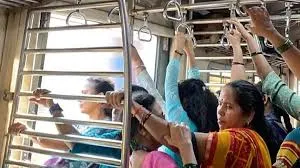 मुंबई लोकल में सफर करना महिलाओं के लिए होगा आसान, रेलवे ने दी बहुत बड़ी राहत!