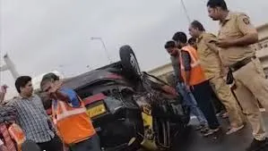 मुंबई : वर्ली-बांद्रा सी लिंक पर टैक्सी और कार के बीच टक्कर; टैक्सी चालक और एक यात्री घायल, दोनों की हालत स्थिर 