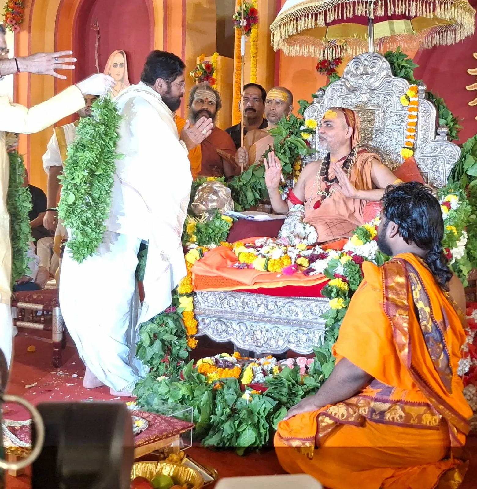 बोरीवली में उपमुख्यमंत्री एकनाथ शिंदे ने ज्योतिष्पीठाधीश्वर स्वामी अविमुक्तेश्वरानंद सरस्वती जी महाराज से मुलाकात की