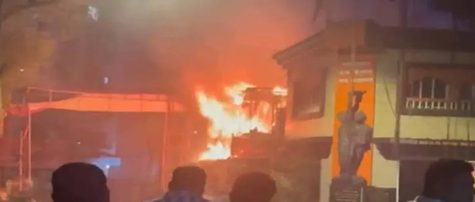 मुंबई : मालाड में पटाखे की दुकान में लगी आग... आस पास की कई दुकानें जलकर खाक