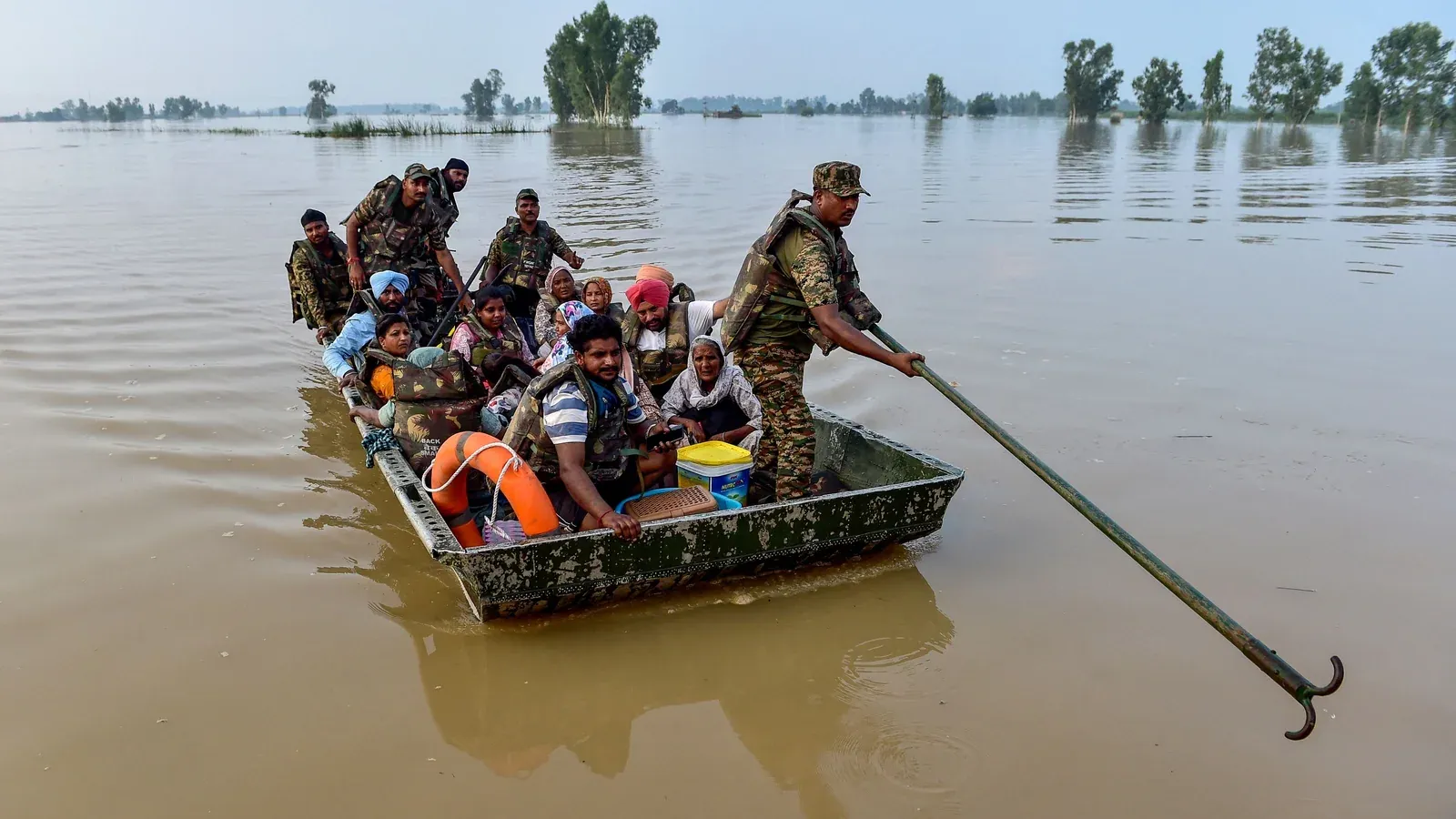 बीड : बाढ़ का कहर, सेना को बुलाया गया राहत बचाव के लिए, 5-6 गांव पूरी तरह से डूबे, सड़क संपर्क टूटा