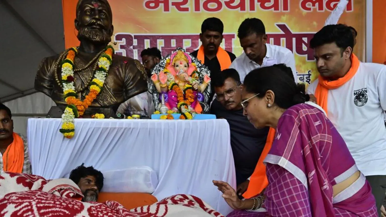 मुंबई : सुप्रिया सुले ने आज़ाद मैदान में मनोज जारंगे पाटिल से मुलाकात की; प्रदर्शनकारियों ने ज़ाहिर किया गुस्सा