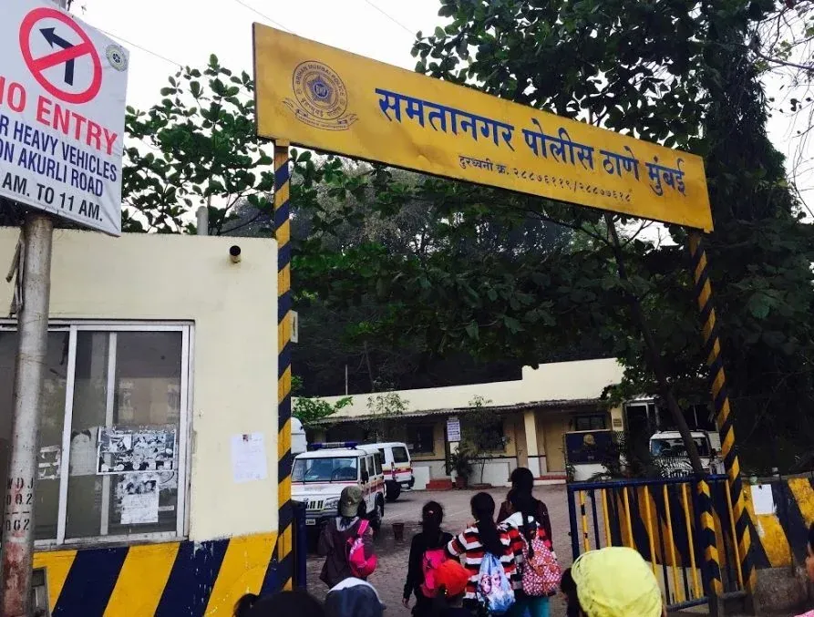 मुंबई : थाने के अंदर पुलिसकर्मियों पर हमला करने के आरोप में तीन महिलाओं समेत पांच लोगों के खिलाफ मामला दर्ज 