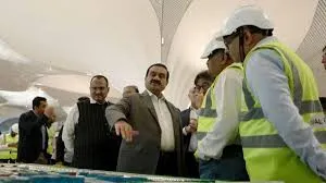 मुंबई : गौतम अदाणी ने एयरपोर्ट का किया दौरा; तैयारियों का निरीक्षण किया