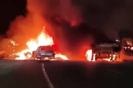 मुंबई-आगरा नेशनल हाईवे पर वैन और कार में टक्कर के बाद लग गई आग; दो लोग जिंदा जल गए  