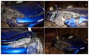 मुंबई : रफ्तार का कहर; वेस्टर्न एक्सप्रेस हाईवे पर एक तेज रफ्तार Porsche कार डिवाइडर से टकराई