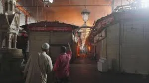 मुंबई : क्रॉफर्ड मार्केट में दुकानों में आग; कोई हताहत नहीं 