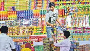 हैदराबाद के बाजारों में ग्रीन क्रैकर्स की बंपर मांग, लोग चुन रहे हैं प्रदूषण-मुक्त दिवाली