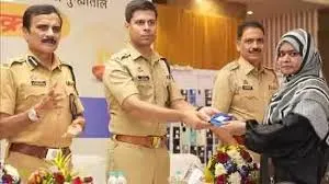 मुंबई : खास दिवाली रिटर्न गिफ्ट; पुलिस बल ने 800 चोरी और खोए हुए मोबाइल फोन उनके असली मालिकों को लौटाए