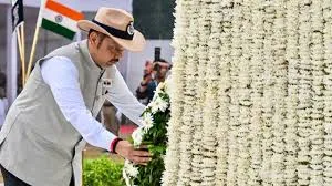 मुंबई : मुख्यमंत्री देवेंद्र फडणवीस ने कर्तव्य निभाते हुए अपने प्राणों की आहुति देने वाले पुलिसकर्मियों के बलिदान को नमन किया