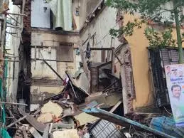 मुंबई : मदनपुरा इलाके में स्थित फानूसवाला बिल्डिंग हिस्सा अचानक ढह गया; 7 लोगों के घायल होने की खबर