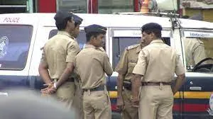 मुंबई : नाकाबंदी चौकी पर दो पुलिसकर्मियों व एक नागरिक को घायल करने के आरोप में व्यवसायी गिरफ्तार