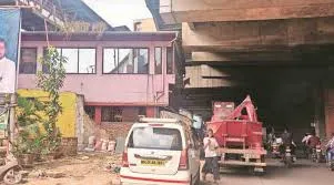 मुंबई: अंधेरी-घाटकोपर लिंक रोड (एजीएलआर) के चौड़ीकरण में सड़क के दोनों ओर 250 प्रभावित संरचनाओं के कारण रुकावट