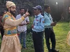  वसई : छत्रपति शिवाजी महाराज के वेश में फोटोशूट कर रहे युवक को सुरक्षा गार्ड्स ने रोक दिया; आर्टिस्ट ने सिक्योरिटी गार्ड को हिंदी बोलने पर धमकाया