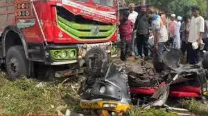 मुंबई-अहमदाबाद राष्ट्रीय राजमार्ग पर तेज़ रफ़्तार ट्रक ने ऑटोरिक्शा को मार दी टक्कर; 52 वर्षीय व्यक्ति और 22 वर्षीय बेटे की मौत
