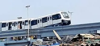 मुंबई : टेस्ट रन के दौरान एक मोनोरेल ट्रेन झुक गई; मोनोरेल को हुआ नुकसान